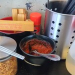 和真食堂 - カウンター(赤いのが辛味玉、左にフライドオニオン)