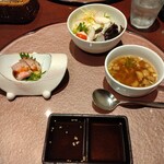 ステーキ&グリル OKAKI - 前菜とステーキ用のタレ