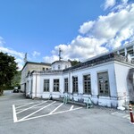 笑味の店 - 国の重要文化財に指定されている旧大宜味村役場