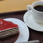 バッケンモーツアルト - 料理写真:①デーメル(税込528円)
創業時からあるケーキ、チョコレートのスポンジ生地と生クリームを交互に10層挟み、上にラズベリージャム、側面に砕きナッツ添え
お飲み物《セット割引:税込300円》①HOT珈琲