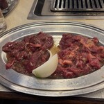 平和園 - 料理写真:ジンギスカン（右：定食用　左：特上ジ ンギスカン）
