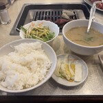 平和園 - ライス、味噌汁、サラダ、漬 物