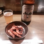 大番 - ビール（アサヒスーパードライ）＆カウンターのおばんざいからエビの素揚げをチョイス