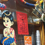 ソンポーン - 赤い貼り紙はタイ版招き猫。