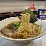 海老そば まるは - もっちり太麺。