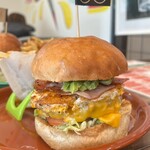 オーマイゴッドバーガー - 料理写真:ベーコンエッグにアボカドとハラペーニョ追加