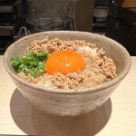 麦と麺助 - 焦がし炭バター鶏そぼろ 土鍋ご飯