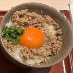 麦と麺助 - 焦がし炭バター鶏そぼろ 土鍋ご飯