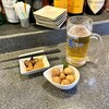 鉄板居酒屋こざら - 生ビール、お通し、うずらの燻製