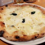 Pizzeria Attivita - クアトロフォルマッジ