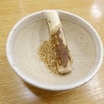 とんかつ和泉 - ごまをすって待ちます^^