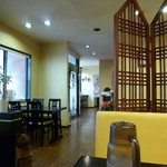 味蘭 - 黄色が基調の店内