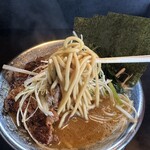 RAMEN HITONI YASASHIKU - 【ネギラーメン＝中太ストレート麺】