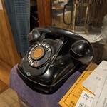 松風庵 - 黒電。こちらは飾り品。この裏に現役の黒電があり、現役でいい音出しています。音がした時、思わず振り返って存在を探しちゃった。