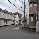 松風庵 - お店を出てすぐ正面を見ると奥に駐車場があります。左側が6号。右側が我孫子駅方面