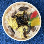 モリヤ商店 - かにめしの内容。良い塩梅の味付けです。