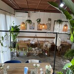 Pané - 緑に囲まれて明るくてオシャレな店内です