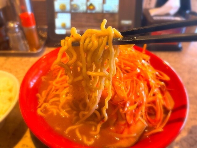 麺は中ちぢれでスープによく絡む