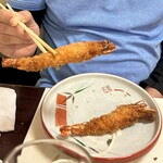 割烹 あかつき - エビフライに喜ぶアメリカ人