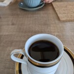 カフェ ヴィーゼ - 食後にコーヒーをつけました。カフェラテ(奥）すごく量たっぷりでびっくり