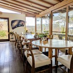 カフェ ヴィーゼ - 明るい店内は広々としています、テラス席にワンちゃん連れがお越しでした
