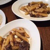 イゾラ スメラルダ - ペンネ牛赤ワインラグーソース
