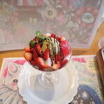 水信フルーツパーラーラボ - 苺ピスタチオパフェ（上から）