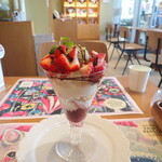 水信フルーツパーラーラボ - 苺ピスタチオパフェ