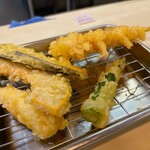 Tempura Maki - 天婦羅定食 1,030日圓  
                      包含三種蔬菜，軟骨 230日圓，還有服務的幼玉米