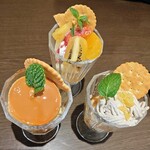 スマイルスマイル - 左からなめらかスマイルプリンパフェ、季節のフルーツパフェ、お芋アイスと栗のモンブランパフェ