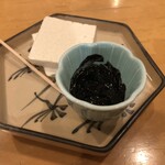 とやま方舟 - お通し　スルメイカの黒造りを硬豆腐に載せて