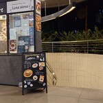 チーズケーキと彩りカレー Luna piena - 外観(階段を降りた地下にお店がある)