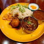 チーズケーキと彩りカレー Luna piena - 2種のカレー