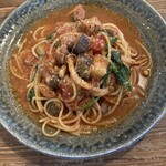 カフェ ピグリッチ - 柔らかな合鴨に茄子とほうれん草がトマトソースに絡んで超上手い〜♪