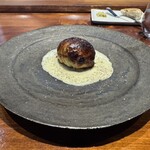 馳走西健一 - ◆パイ包み
      活けの太刀魚をミルフィーユ状に重ねて
      じっくり炒めた玉葱
      大葉
      継ぎ足し継ぎ足しで作った濃厚スープと共に