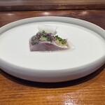 馳走西健一 - ◆鯵
      活けの鯵のマリネ
      白ネギのソース
      花穂紫蘇
      蕪の甘酢漬け