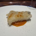 馳走西健一 - 水分量の多いカマスはフリットにすることで「これがカマス⁉︎」と驚くほどグググッと膨らんでいます。サスエ前田魚店の魚でしか成立しない味わい、調理だと感じました。