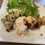 カフェ ピグリッチ - オムレツやポテトサラダ、プチミートローフ等の豪華な前菜♪