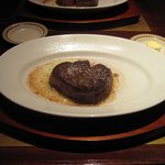 ステーキハウス リブルーム - 熱々のお皿の上に、ゴーカイなお肉が！