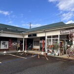 Noodle いたば - 中央の黒看板がお店です。