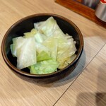 もつ焼 狼煙 博多上川端本陣 - キャベツのお通し
