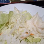 たくあん・牡丹亭 - サラダが添えられる