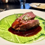 プルス ウルトラ - ヒレのポーションじゃない。周囲のグリーンはミックスハーブのソースです。