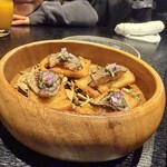 プルス ウルトラ - 揚げトーストにアジとタプナード。