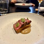 プルス ウルトラ - カメノコのローストビーフ。推定５３度での火入れ。菊芋のソースとあわせると、どこからか土の香りが感じられるようで、何故か大地をいきた牛さんの情景が目に浮かびました。