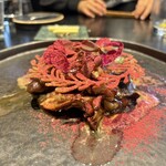 プルス ウルトラ - 質のよいフォワグラの下には、牛頬らしきほぐし肉が。フランボワーズの粉末と、ポルトワインのソースは仄かな酸味を醸し出し、とっても複雑で美味な一皿。ここで既に一般的なコース分の皿数が出ていたので、妻はこれを肉メインと勘違い（笑）