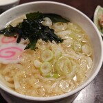  お座敷旬彩美食 夢吉 新宿店 - ナルトが２枚讃岐うどん。