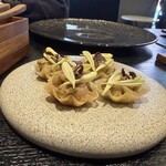 プルス ウルトラ - このタルトが新食感というか、美味しいパリパリ感というか。アジのなめろう的なものが乗っていて、食感のコントラストも秀逸でした。