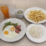 ガスト - 料理写真:目玉焼き&ベーコンソーセージセット/山盛りポテトフライ 2025/9/19