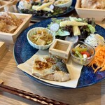 masu cafe - ・週替わりメインのおかず
・日替わりのおからポテト
・日替わりの小鉢のおかず
・サラダ
・キャロットラペ
・マリネ